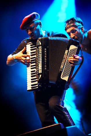 2006-08-23 - Gogol Bordello från Malmöfestivalen, Malmö