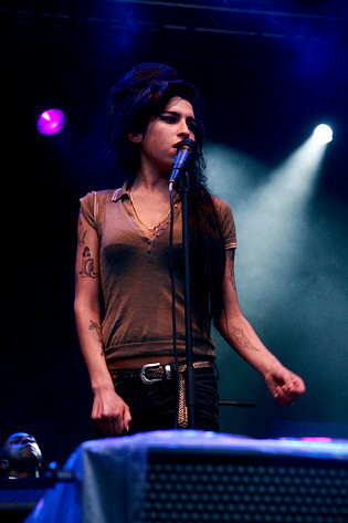 2007-06-26 - Amy Winehouse at Hovefestivalen, Arendal